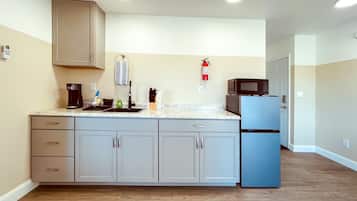 Comfort Studio Suite | Private kitchen | Mini-fridge, microwave, stovetop, toaster