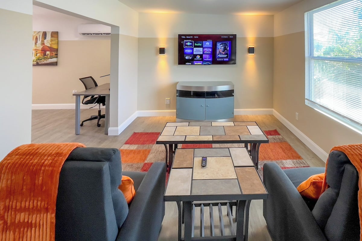 Suite estudio Grand | Área de sala de estar | Smart TV de 56 pulgadas con canales digitales y Hulu