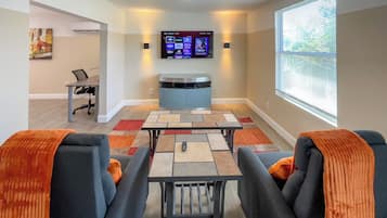 Suite estudio Grand | Zona de estar | Smart TV de 56 pulgadas con canales digitales, Hulu