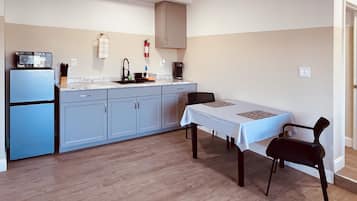Suite estudio estándar | Cocina privada | Frigorífico pequeño, microondas, placa de cocina y tostadora