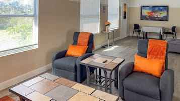 Suite estudio Grand | Zona de estar | Smart TV de 56 pulgadas con canales digitales, Hulu