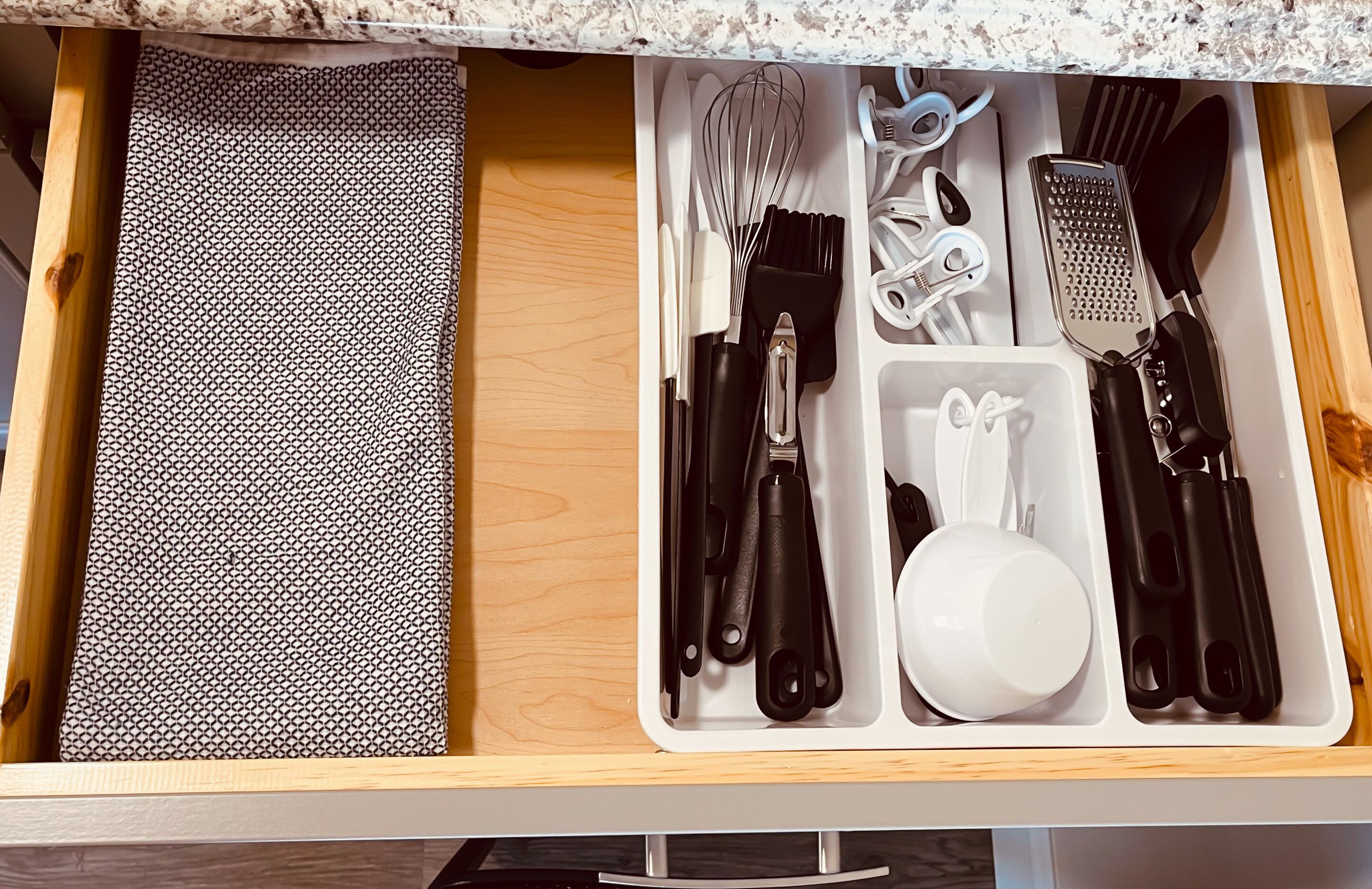 Un tiroir de cuisine contenant des ustensiles et des accessoires de cuisine.
