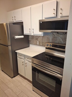 Refrigerador, microondas, horno, placa de cocina