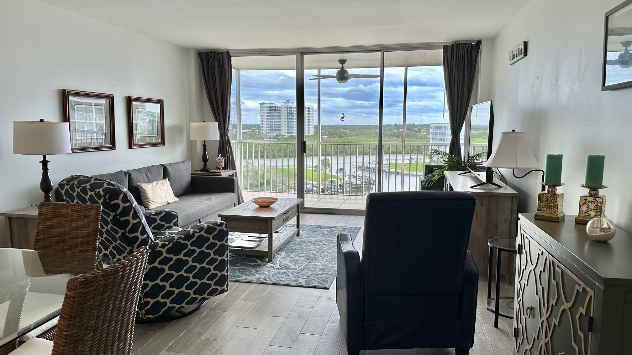 Beautiful waterfront condo - 5 minute walk to the beach!