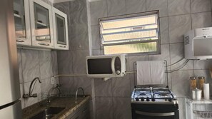 Fridge, microwave, oven, stovetop - "Feel at Home Away from Home" (Parque Pinheiros Taboão da Serra)