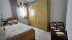 2 habitaciones, escritorio, tabla de planchar con plancha y wifi gratis 