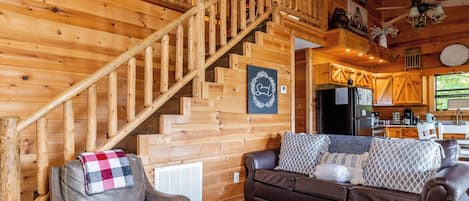 TV connectée, cheminée, table de tennis de table, livres