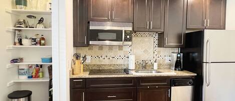 Réfrigérateur, four à micro-ondes, surface de cuisson, lave-vaisselle