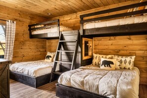 4 室のベッドルーム、セーフティボックス (室内)、デスク、アイロン / アイロン台