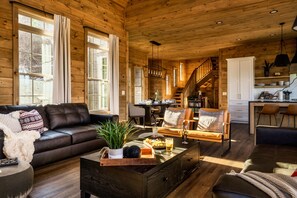 Smart TV, fireplace, video games, books - New to VRBO!  Theater Seating, Pool Table, Gaming Station, Bunk Rm, Hot Tub (Gatlinburg)