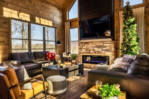 Smart TV, fireplace, video games, books - New to VRBO!  Theater Seating, Pool Table, Gaming Station, Bunk Rm, Hot Tub (Gatlinburg)