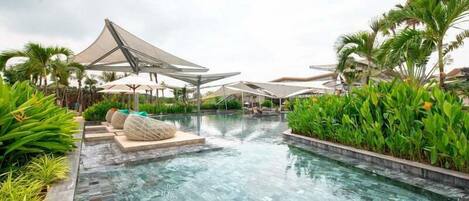 Una piscina cubierta, una piscina al aire libre