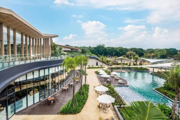 Una piscina techada, una piscina al aire libre