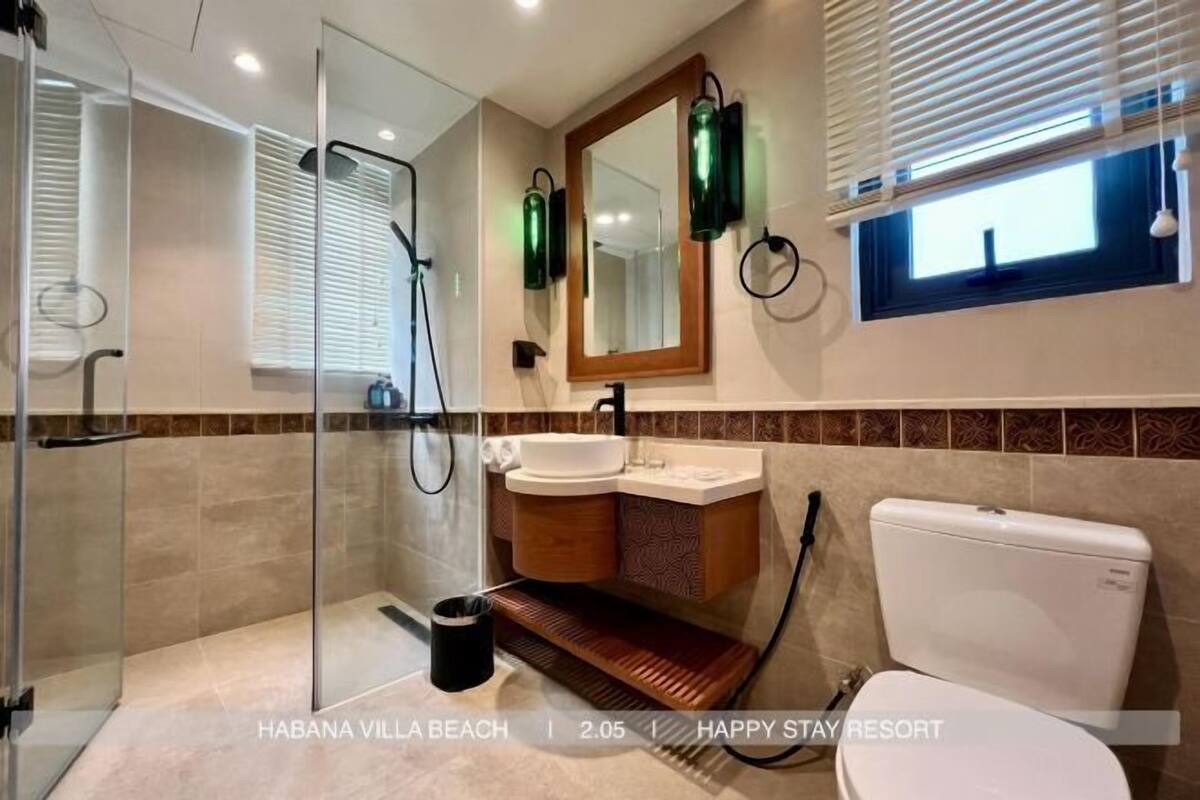 Bathroom | Shower, rainfall showerhead, free toiletries, hair dryer