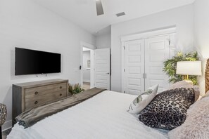 3 bedrooms, desk, iron/ironing board, free WiFi