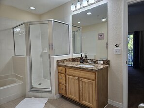 Bañera de hidromasaje, secador de pelo, toallas, jabón