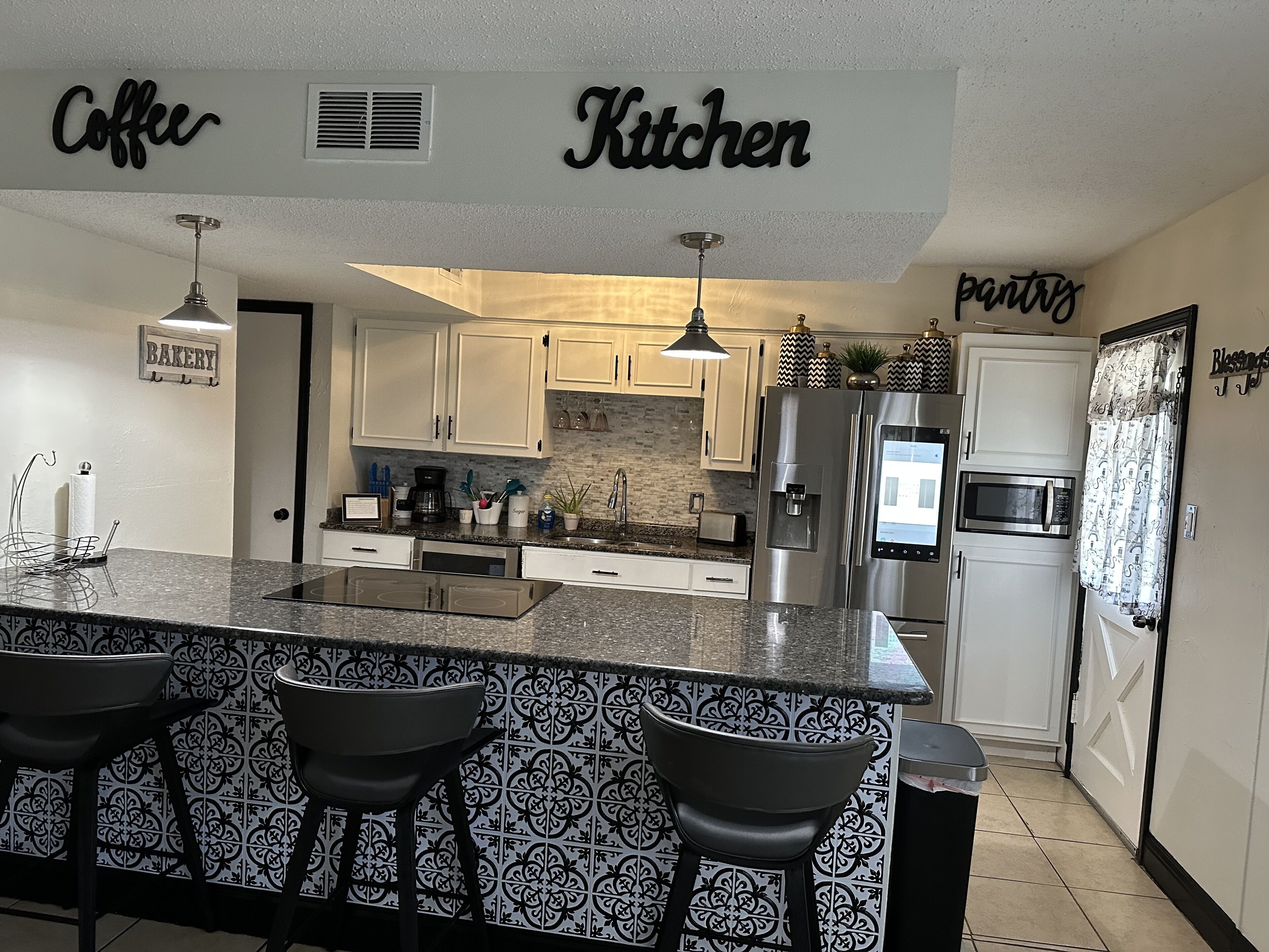 Perfect Location good family size home 5 min  to downtown restaurants and stores