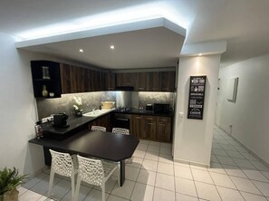 Refrigerador, microondas, horno y parrilla de estufa