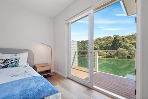 4 bedrooms, iron/ironing board, internet