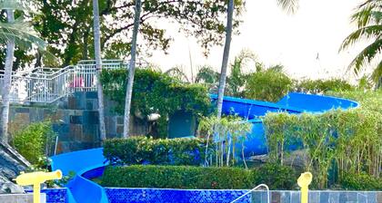 Endless Summer Family Retreat, Beach Front Condo + 5 Pools!