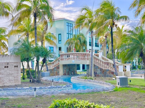 Endless Summer Family Retreat, Beach Front Condo + 5 Pools!