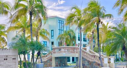Endless Summer Family Retreat, Beach Front Condo + 5 Pools!