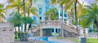Endless Summer Family Retreat, Beach Front Condo + 5 Pools!