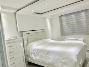 3 chambres, bureau, fer et planche à repasser, lit parapluie