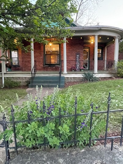 The Egret’s Nest Thayer/Mammoth Spring Unique Antique Home.. Amazing Details