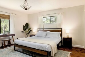 3 bedrooms, travel crib, WiFi, bed sheets