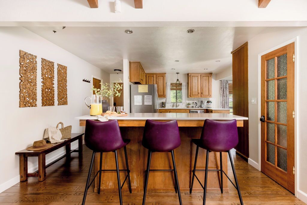 Geladeira, micro-ondas, fogão, cadeirão de bebê