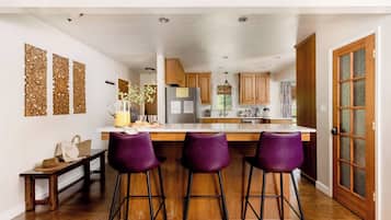 Geladeira, micro-ondas, fogão, cadeirão de bebê