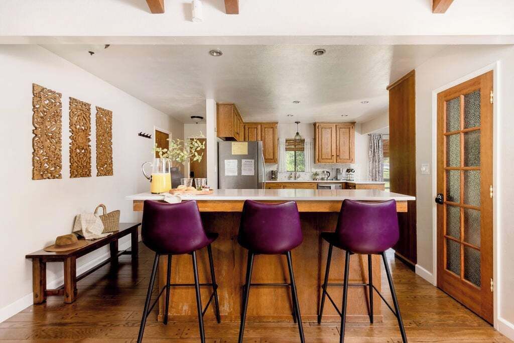 Réfrigérateur, micro-ondes, four, chaise haute