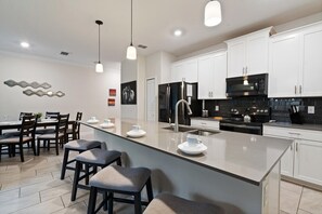 Fridge, microwave, oven, stovetop - Championsgate Resort 4 Bedroom Private Pool Townhome (Davenport)