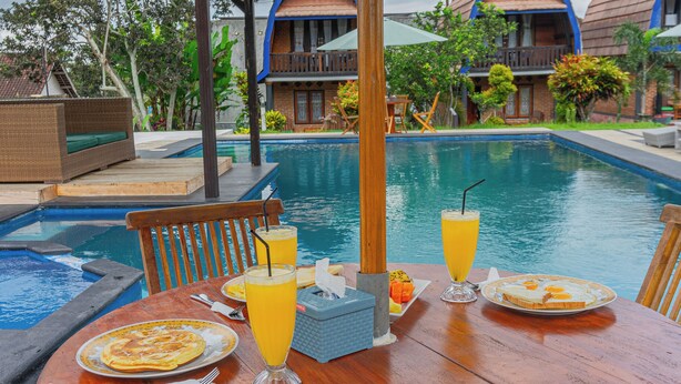 Outdoor pool - Green orry inn cafe & cottages  (Tetebatu)