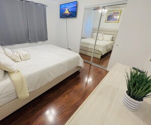 2 bedrooms, iron/ironing board, WiFi, bed sheets - No Cleaning Fee! 7 beds Close to LV Strip & much more w/pool to cool Book Now!!! (Las Vegas)