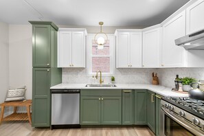 Een koelkast, een magnetron, een oven, een kookplaat