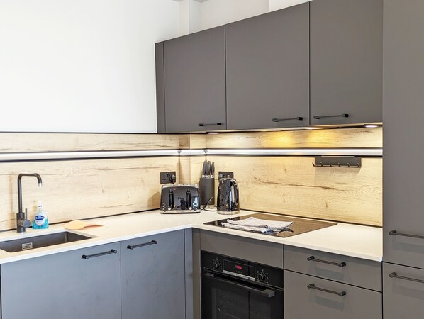 ثلاجة، ميكروويف، فرن، موقد طهي مسطح