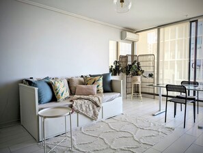 TV - Stunning Ocean view apartment close to CBD with pool. (South Melbourne)