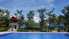 Indoor pool, open 6:00 AM to 9:00 PM, free cabanas, pool umbrellas - Kampot Nature Villa Resort (Kampot)
