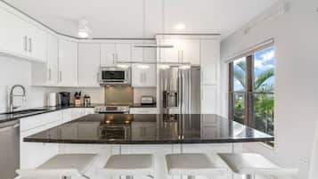 Geladeira, micro-ondas, fogão, cooktop