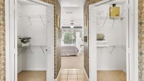 5 bedrooms, iron/ironing board, WiFi, bed sheets - South facing pool home, gated community, 10 mins to Walt Disney World Resort! (Kissimmee)