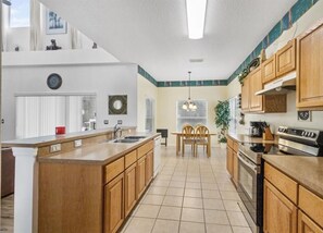 Fridge, microwave, stovetop, dishwasher - Disney Retreat Cumbrian Lakes (Kissimmee)