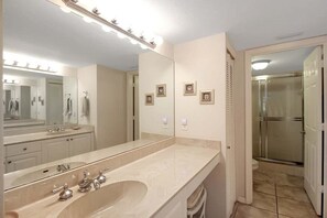 Shower, hair dryer, towels - Relaxing Siesta Key condo 2 heated pool -  tennis and pickleball - beach access - GBB 1342 (Sarasota)