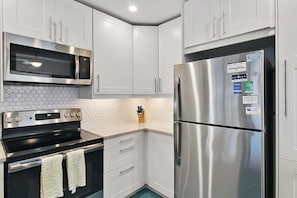 Fridge, microwave, oven, stovetop - Bay view Siesta Key condo - two pools - tennis and pickleball - beach access - GBB 1343 (Siesta Key)
