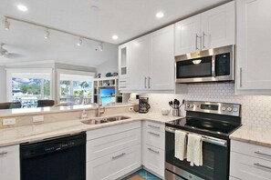 冷蔵庫、電子レンジ、オーブン、コンロ