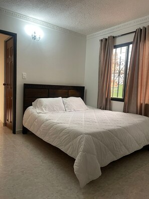 2 habitaciones, tabla de planchar con plancha, wifi y ropa de cama