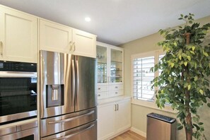 Fridge, microwave, oven, stovetop - Stunning Harbor View Condo on Siesta Key - GBB 1335 (Sarasota)