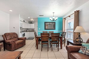 TV - LJ's Cottages 4 BALCONY BEACH AND POOL (Sarasota)