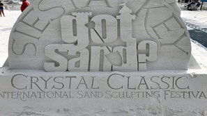 Una escultura de arena titulada "¿tienes arena?" en el Festival Internacional de Esculturas de Arena Crystal Classic.